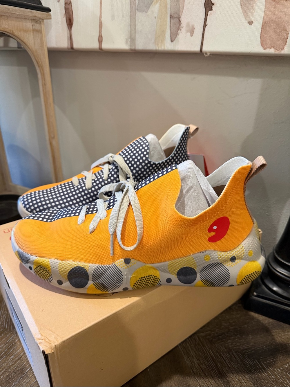 UIN women’s grey, navy  and yellow Polka-Dot Slip-On Sneakers Sz 9